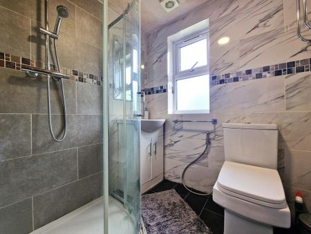 1 bedroom in a house share to rent - Photo 3