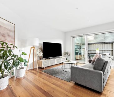 Chic urban living in popular Thornbury - Photo 2