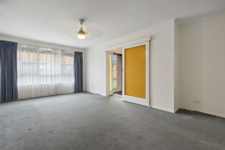 2/11 Leopold Crescent, - Photo 2