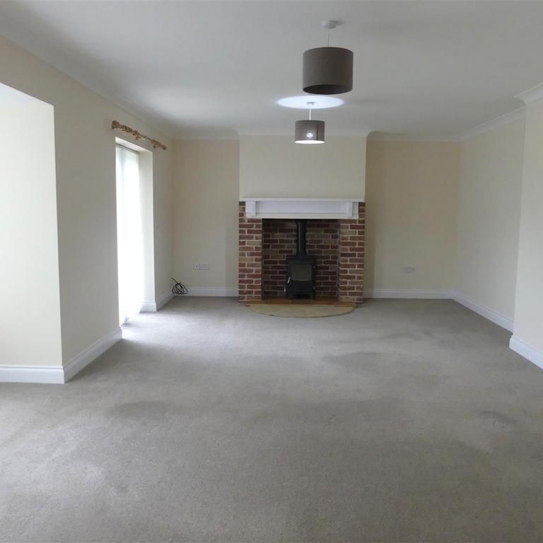 3 bedroom detached bungalow to rent - Photo 1