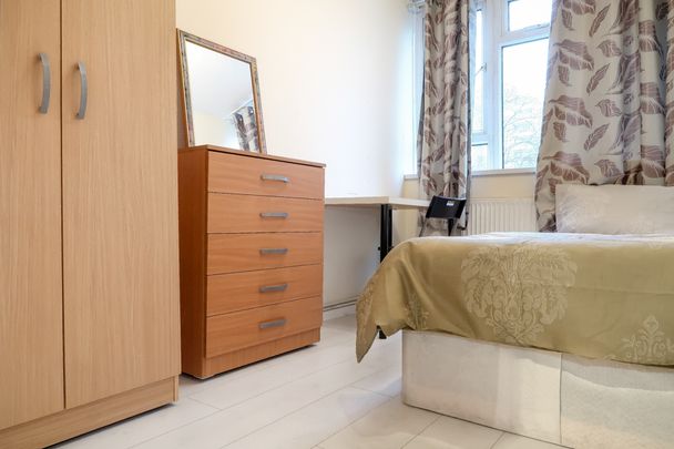 RM2 Carron Close | Poplar | London | E14 6NN - Photo 1