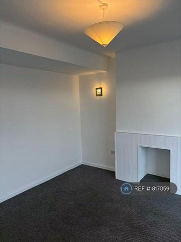 3 bedroom flat to rent - Photo 3