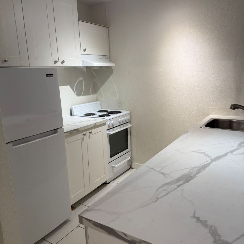 #204 950 Drake St, Vancouver, BC V6Z 2B9, Canada - Photo 1