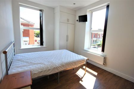 3 bedroom flat to rent - Photo 2