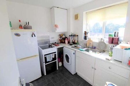 Lowestoft Drive, Slough, SL1 - Photo 4