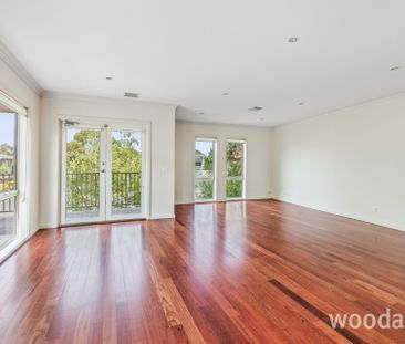 STUNNING RENOVATED TOWNHOUSE - IDEAL LOCATION - Photo 3