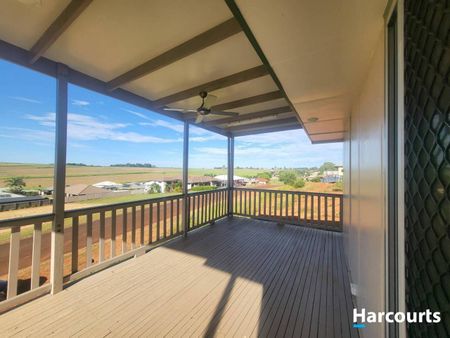 Beautiful Home With Scenic Views - Photo 4