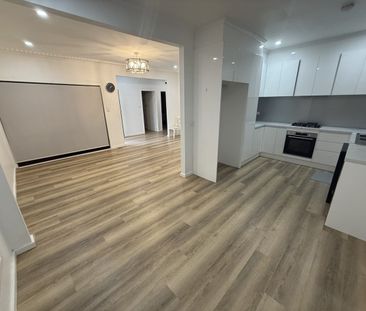 4 BEDROOM RENOVATED HOME! - Photo 2