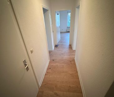 Großes Wohnzimmer mit Balkon - Photo 1