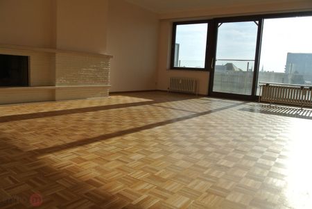 Centraal maar rustig gelegen appartement met drie slaapkamers - Photo 2