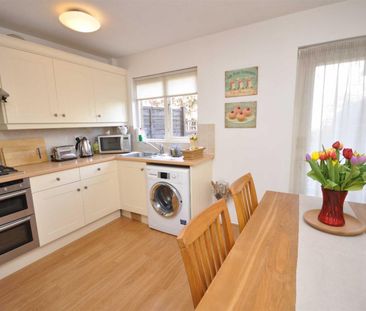 Reynolds Close, London, SW19 - Photo 5