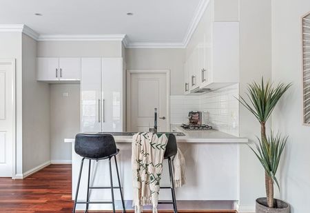 Spacious & Stylish 2-Bedroom Home in Private Bonbeach Location - Photo 4