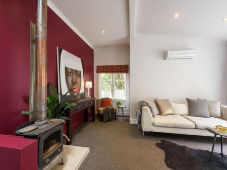 Spacious 4-Bedroom Character Home Walk to Victoria University & CBD - Photo 2