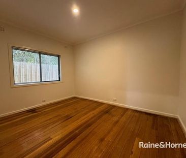 Cute and Cozy Home with Large Yard - Photo 4