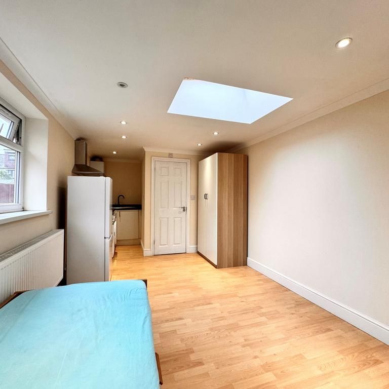 Studio to rent - Photo 1