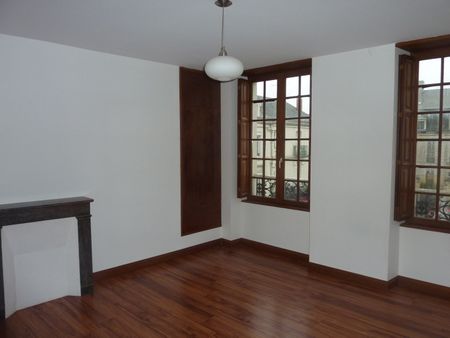 Location Appartement 5 pièces 142m² LA FLECHE 72200 - Photo 2