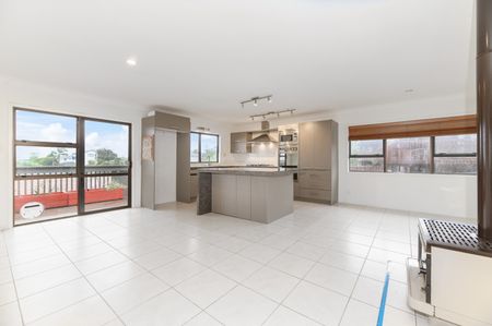 Large family home including huge rumpus room downstairs with bathroom and access - Photo 5