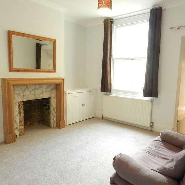 Warriner Gardens, First Floor Flat, London, SW11 - Photo 1
