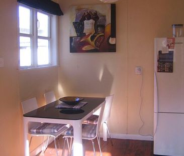 Charming sunny 2 bedroom house - Photo 6