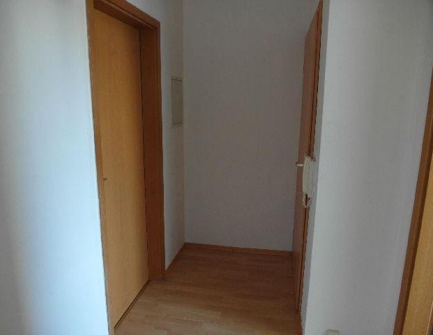 Gemütliche große helle 2 Zimmer Wohnung in einer beliebten Straße mit Einbauküche und Garten! - Foto 1