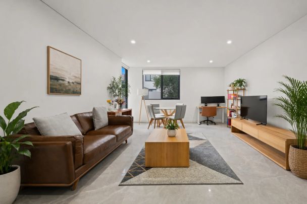 The Perfect Blend of Style and Convenience - Photo 1