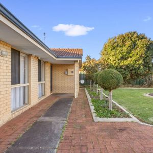 Immaculately Presented Family Home in Prime Cul-de-Sac Location Opposite Parklands - Photo 3