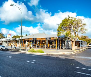 Open the Door To Character and Small Town Atmosphere - Photo 2