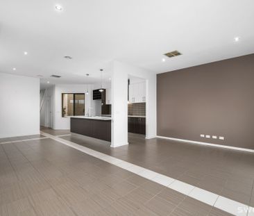 Exceptionally spacious three bedroom residence in perfect location - Photo 4