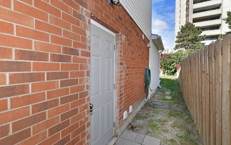 For Lease - 36 Plumridge Court Unit# B, Ajax, Ontario - Photo 3