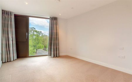 A modern three bedroom 5th floor apartment in the popular Parkside Place development. The apartment has great views over Parkers Piece. - Photo 2