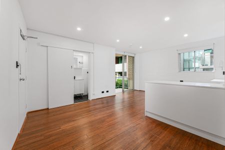 Renovated, Large Size Studio with Car Space in the Heart of BONDI - Photo 2