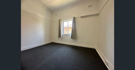 Lovely 3 Bedroom Home- Convenient Location - Photo 4