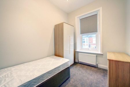 4 bedroom flat to rent - Photo 2