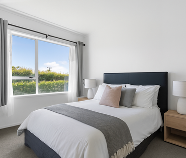 Spacious Family Home with Garage - Unbeatable Location - Photo 2