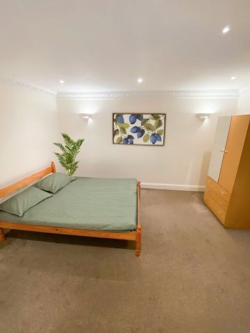 Room in a Shared Flat, Couples Allowed, SE10 - Photo 2