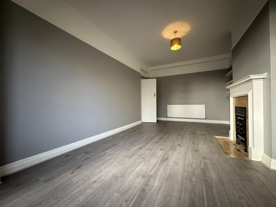 3 Bed Flat, Selwyn Court, SE3 - Photo 1