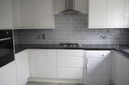 3 bedroom semi-detached house to rent - Photo 4