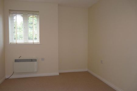 1 bedroom ground floor flat to rent - Photo 2