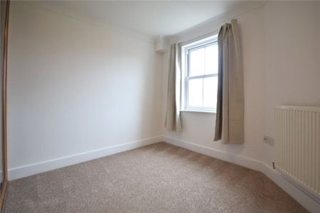 Well presented second floor 1 bedroom apartment situated at this popular development within walking distance of the City centre. Underground allocated parking. Phone entry system. Bike store. Unfurnished. - Photo 2