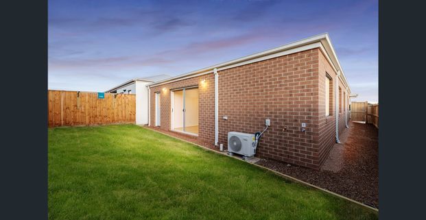 Modern 4-Bedroom Family Home in a Great Location - Photo 1