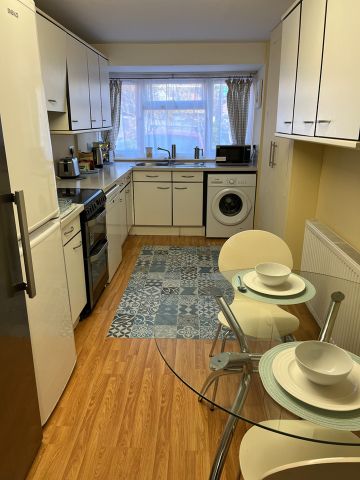 5 Bed Terraced House, Knighton Close, RG4 - Photo 5