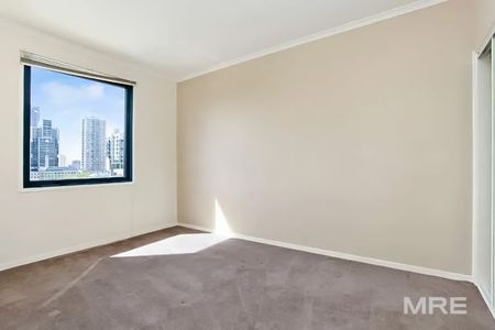 Gigantic apartment with Stunning City Views! - Photo 3