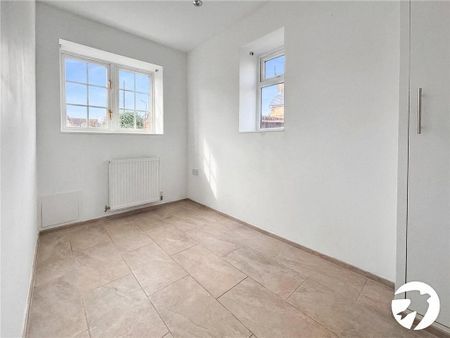 4 bedroom end of terrace house to rent - Photo 2