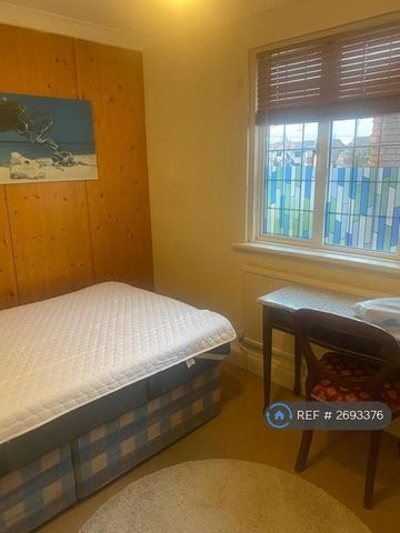 1 bedroom in a house share to rent - Photo 3