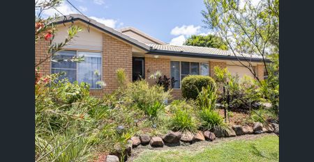 Beautifully Renovated Family Home in a Quiet, Peaceful Street - Photo 4