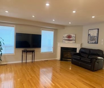 For Lease - 74 Rideau Drive, Richmond Hill, Ontario - Photo 2
