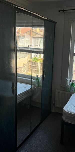 Room in a Shared House, Third Avenue, E12 - Photo 1