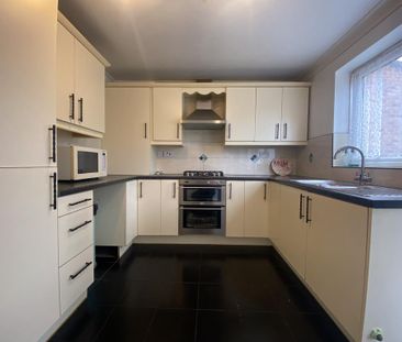 4 bedroom detached house to rent - Photo 4