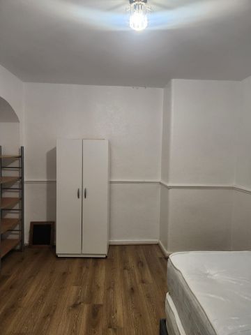 Room in a Shared Flat, Pendragon Road, BR1 - Photo 2