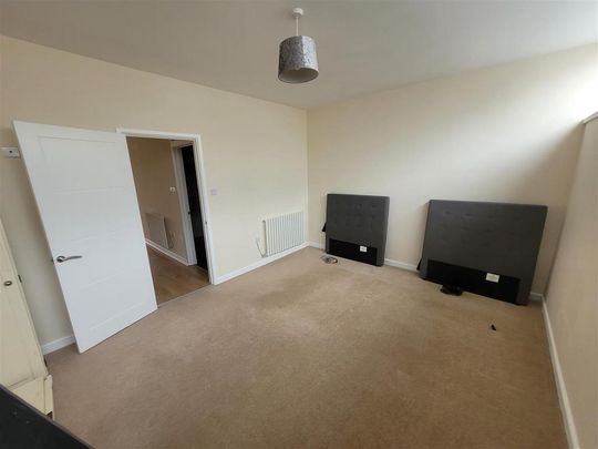 3 bedroom flat to rent - Photo 1